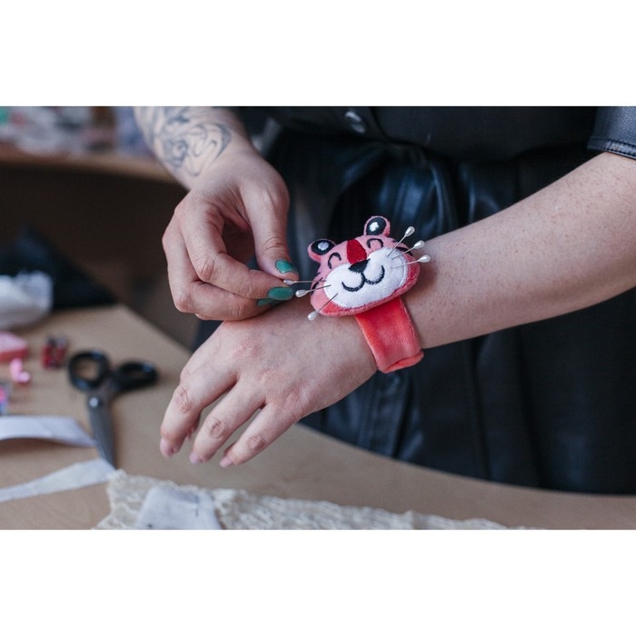 Игольница на браслете «Тигр», 23 × 6,5 см, цвет розовый Игольница на браслете «Тигр», 23 × 6,5 см, цвет розовый