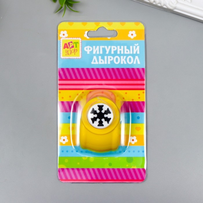 Фигурный дырокол д. 1,5 см снежинка 3,5*4*4 см МИКС Фигурный дырокол д. 1,5 см снежинка 3,5*4*4 см МИКС