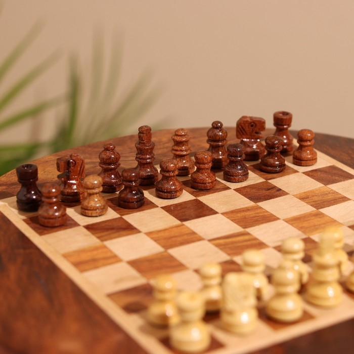 Шахматы круглые, доска 18х18 см, дерево шишам Шахматы круглые, доска 18х18 см, дерево шишам