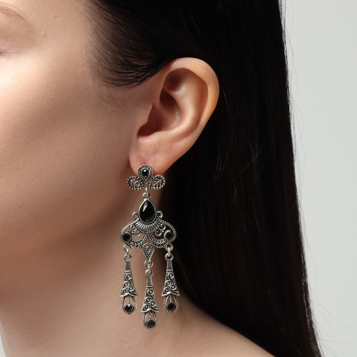 Серьги висячие со стразами «Винтаж» в узорах, цвет чёрный в чернёном серебре, 7,5 см