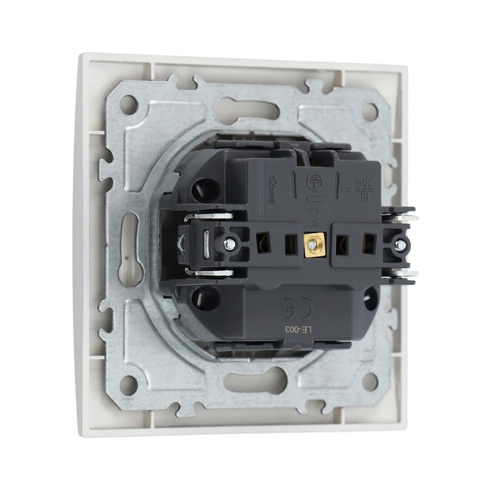 Розетка одноместная TOT Elegant, 16 А, скрытая, с з/к, серебристая Розетка одноместная TOT Elegant, 16 А, скрытая, с з/к, серебристая