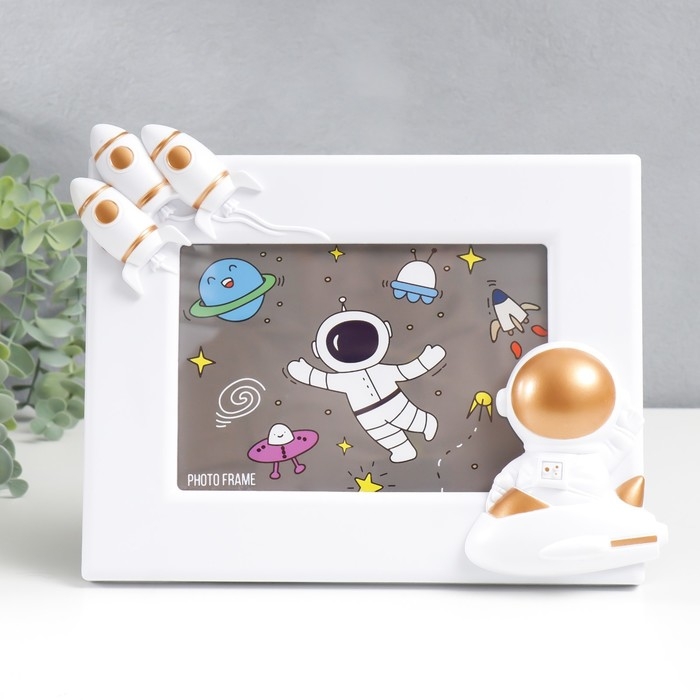 Фоторамка пластик 12х17 см Фоторамка пластик 12х17 см "Космонавт и ракеты" белая с золотом 19,5х24,5 см