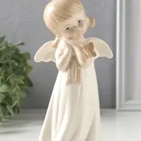 Сувенир керамика "Девочка-ангел с хвостиками, с бабочкой на руке" 9,6х6,8х18,3 см