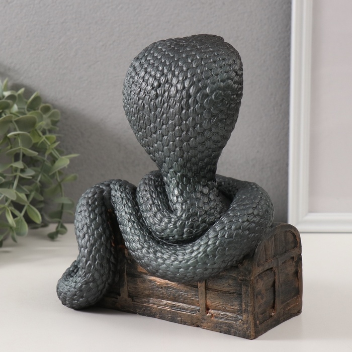 Фигурка Фигурка "КОБРА НА СУНДУКЕ" 20 х 17 х 12 см.