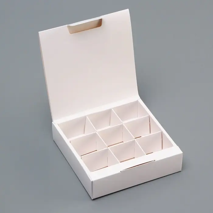 Коробка для 9 конфет, белая с откидной крышкой, 13.7&times;13.7&times;3.5 см