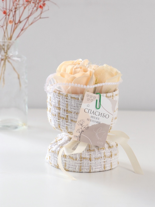 Букет из мыльных лепестков Букет из мыльных лепестков "Три розы с открыткой в коробке" кремовый 10,6х10,6х17 см