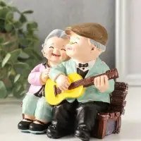 Сувенир полистоун "Дедуля играет на гитаре для бабули" 12х9х12 см
