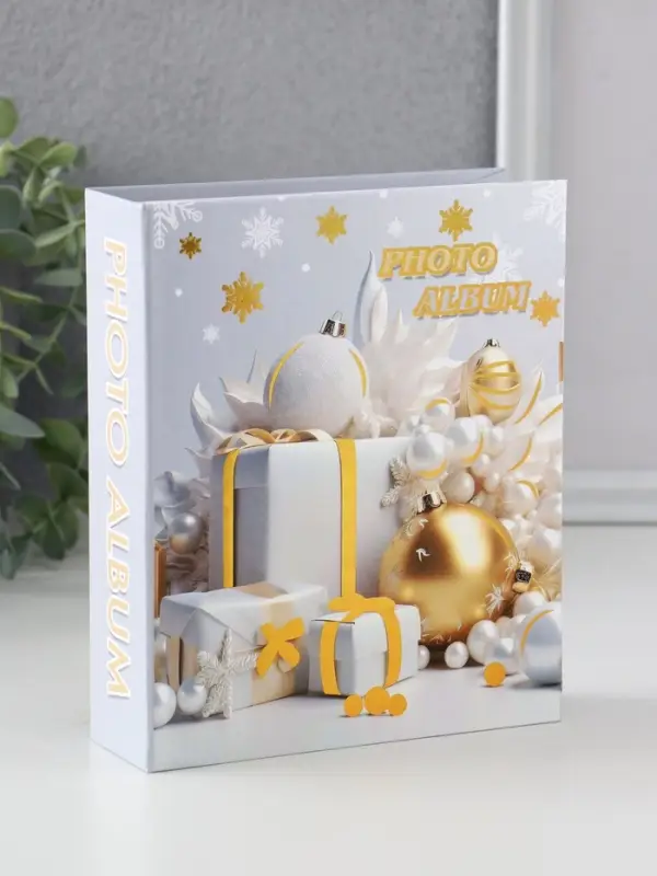 Фотоальбом на 40 фото 10х15 см Фотоальбом на 40 фото 10х15 см "Подарки и ёлочные шары" в коробке тисн.золото 4,7х14х17 см 1087376