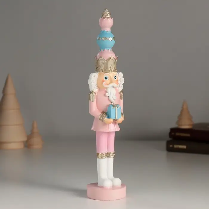 Фигурка полистоун &laquo;Щелкунчик в розовом мундире, с подарком&raquo;, 4.5&times;4.5&times;21 см