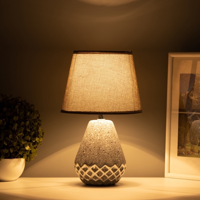 Настольная лампа с абажуром RISALUX «Виктория», 1×Е14, 40 Вт, серый, 20×20×32 см Настольная лампа с абажуром RISALUX «Виктория», 1×Е14, 40 Вт, серый, 20×20×32 см