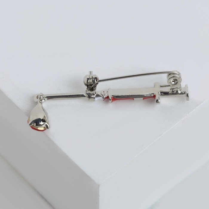 Брошь «Шприц» медицинский, цвет красный в серебре Брошь «Шприц» медицинский, цвет красный в серебре