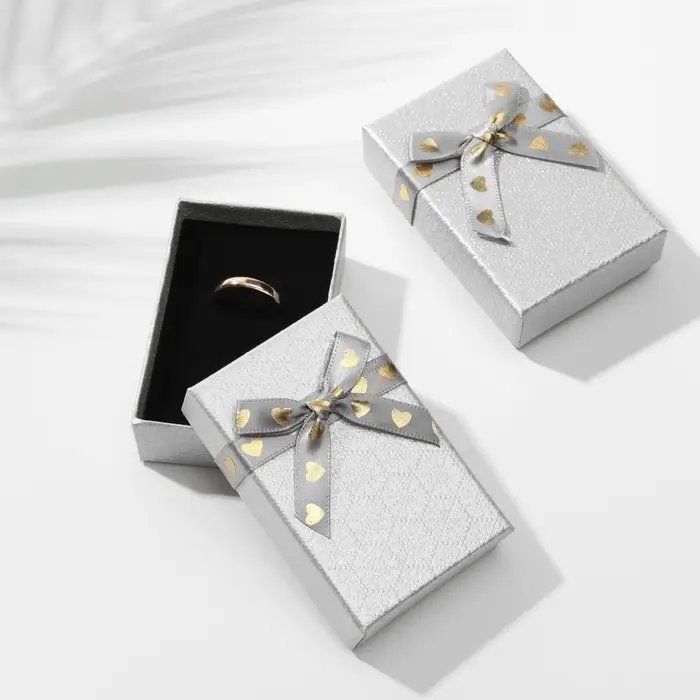Коробочка подарочная под набор «Влюбленность», 5×8 (размер полезной части 4.7×7.7 см), серебристая, вставка чёрная