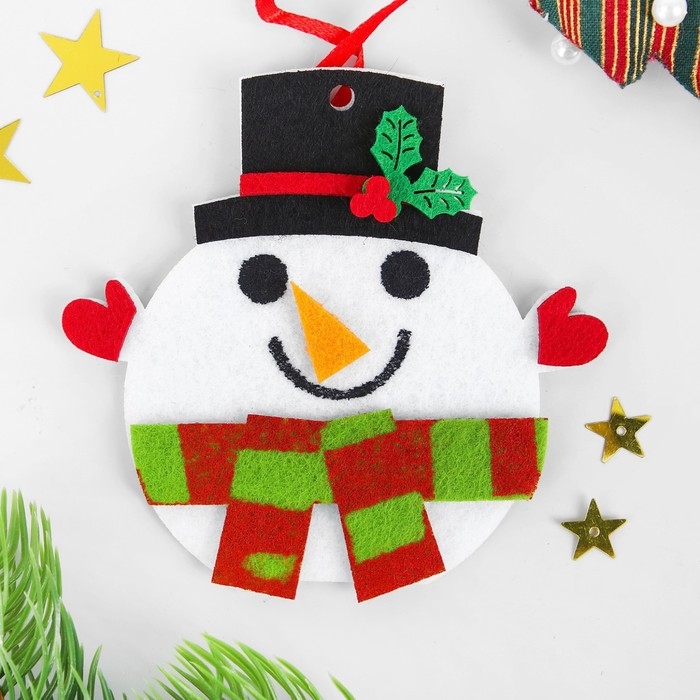 Набор для творчества - создай ёлочное украшение из фетра «Снеговичок в шапочке» Набор для творчества - создай ёлочное украшение из фетра «Снеговичок в шапочке»