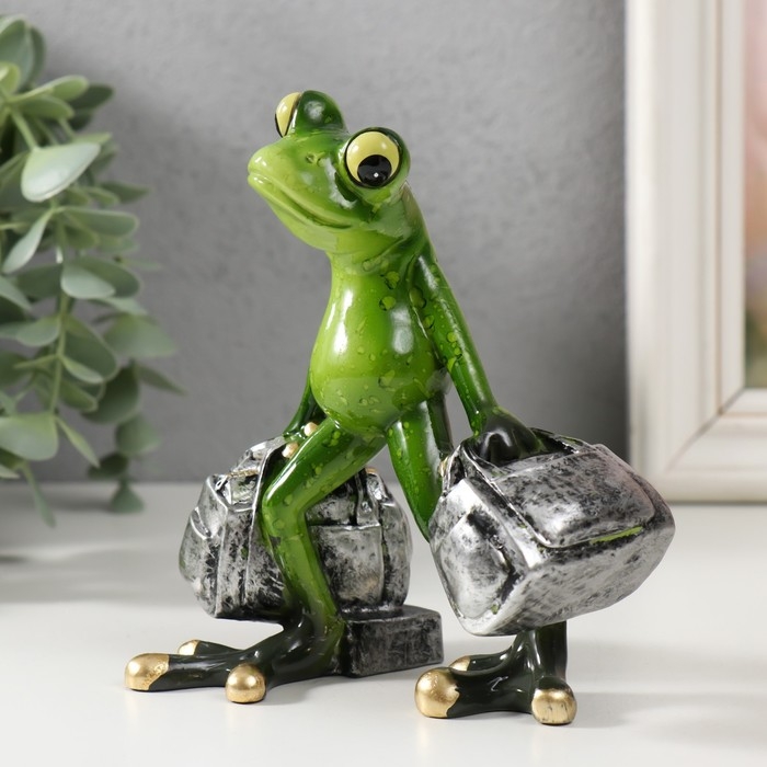 Сувенир полистоун лак Сувенир полистоун лак "Лягушонок с сумками" 7,5х11,5х13 см
