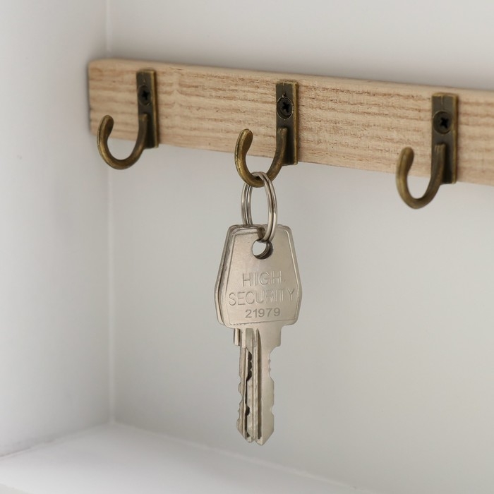 Ключница дерево 7 крючков Ключница дерево 7 крючков "Дом. Узоры. Ключ" белая с золотом 22х8х30 см