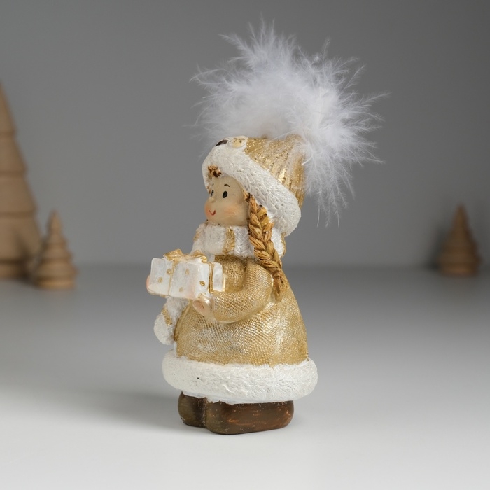 Сувенир полистоун  Сувенир полистоун "Девочка в шапке-сове, в золотистой шубке, с подарком" 6х5,5х11,5 см