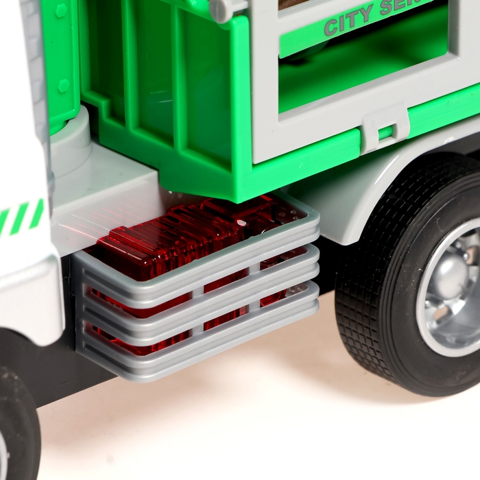 Грузовик «Лесовоз», инерция, 1:16, световые и звуковые эффекты Грузовик «Лесовоз», инерция, 1:16, световые и звуковые эффекты