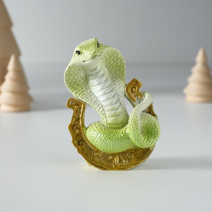 Сувенир полистоун Сувенир полистоун "Зелёная кобра на подкове" 5х3,5х7,5 см