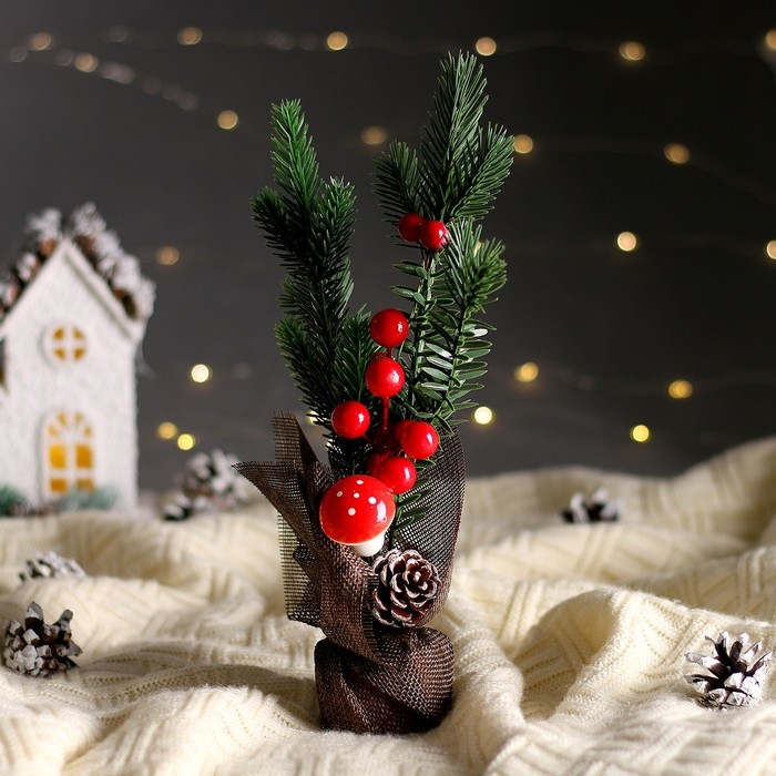 Новогодняя композиция «Веточка с ягодками» 15 × 15 × 29 см Новогодняя композиция «Веточка с ягодками» 15 × 15 × 29 см