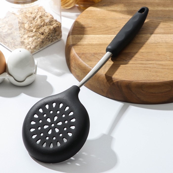 Шумовка Доляна «Чили», 37,5 см, цвет чёрно-красный Шумовка Доляна «Чили», 37,5 см, цвет чёрно-красный