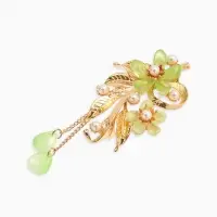 Брошь с жемчугом "Цветы", цвет светло-зеленый в золоте Брошь с жемчугом "Цветы", цвет светло-зеленый в золоте