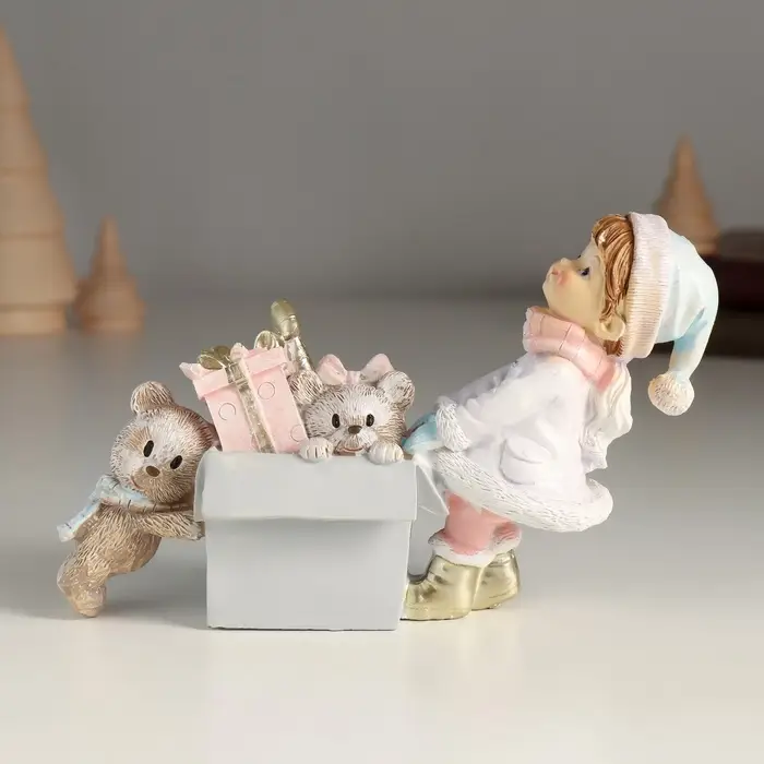 Фигурка полистоун &laquo;Малышка с коробкой новогодних игрушек&raquo;, 15.5&times;5&times;10 см