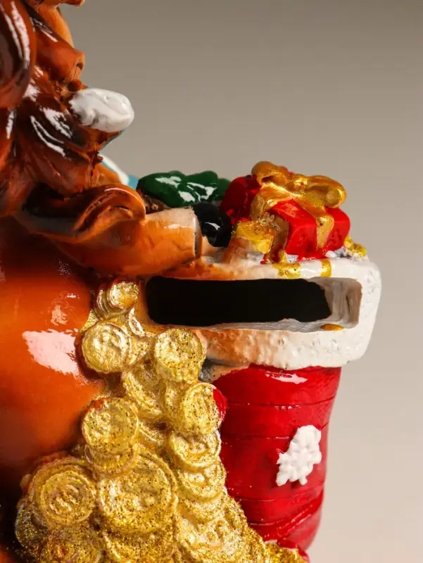 Копилка полистоун Копилка полистоун "Коняшка с носком с подарками, в колпаке" 9х5,8х12,5 см