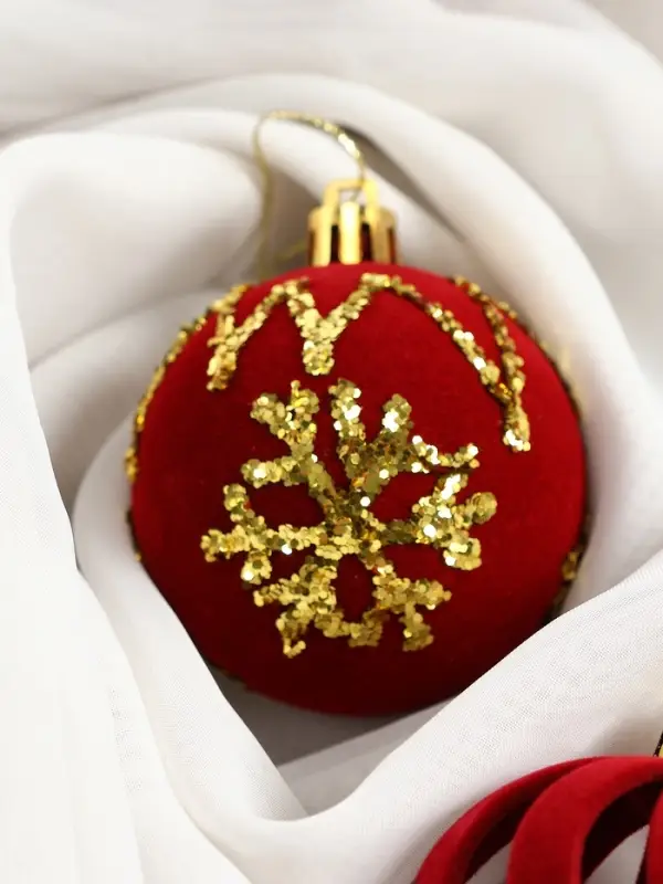 Набор шаров пластик d-6 см, 12 шт Набор шаров пластик d-6 см, 12 шт "Бархат. Время праздника" завитки снежинки, красный