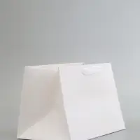 Пакет подарочный с широким дном и окном 25&times;19&times;18 см, белый