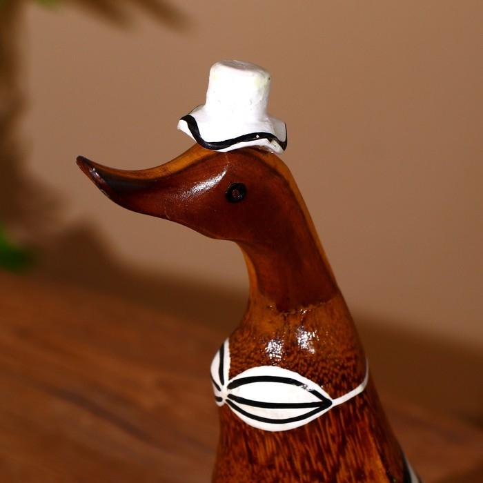 Сувенир "Утка на пляже" дерево 27 см