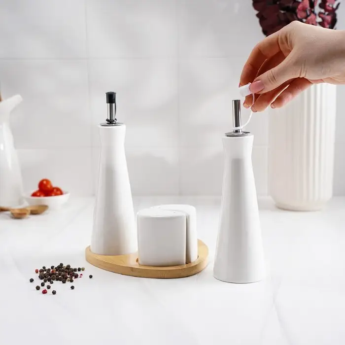 Набор фарфоровый для специй на деревянной подставке Доляна &laquo;Эстет&raquo;, 4 предмета: солонка 100 мл, перечница 100 мл, 2 соусника 200 мл, цвет белый