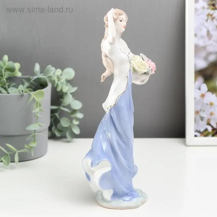 Сувенир керамика  Сувенир керамика "Девушка в голубом с корзиной роз" 30х9х11,5 см