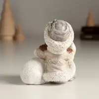 Фигурка полистоун &laquo;Малышка и её белый медвежонок&raquo;, 7.5&times;5.5&times;8 см