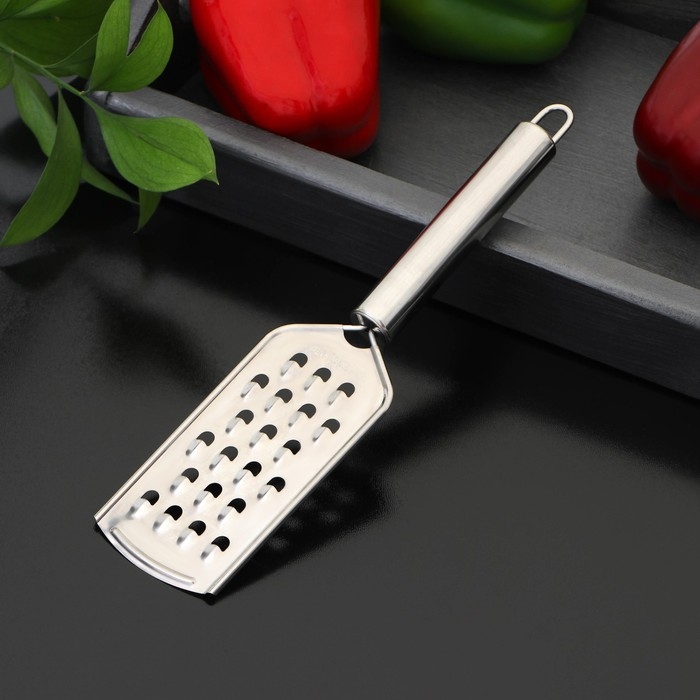 Тёрка для сыра с ручкой Доляна «Металлик», 23×6 см, крупная, цвет серебристый Тёрка для сыра с ручкой Доляна «Металлик», 23×6 см, крупная, цвет серебристый