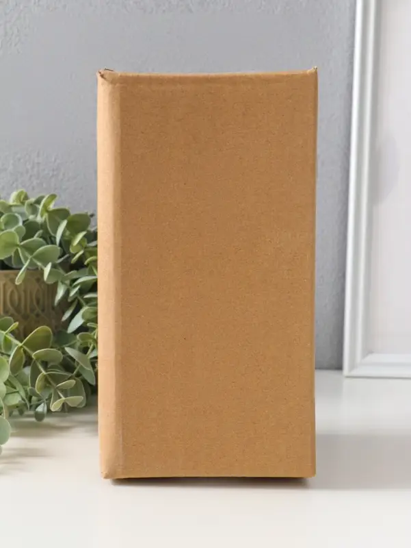 Бюст полистоун "Девушка с белым цветком, в клетчатом наряде" бело-золотой 11х11х20 см