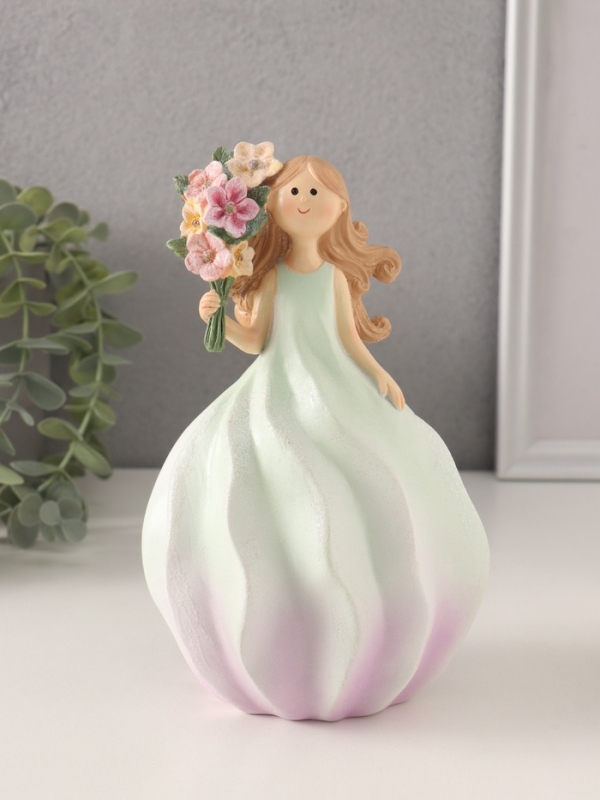 Сувенир полистоун Сувенир полистоун "Девочка-зефирка с букетом" зелёно-фиолетовый 11,5х10,5х18,5 см
