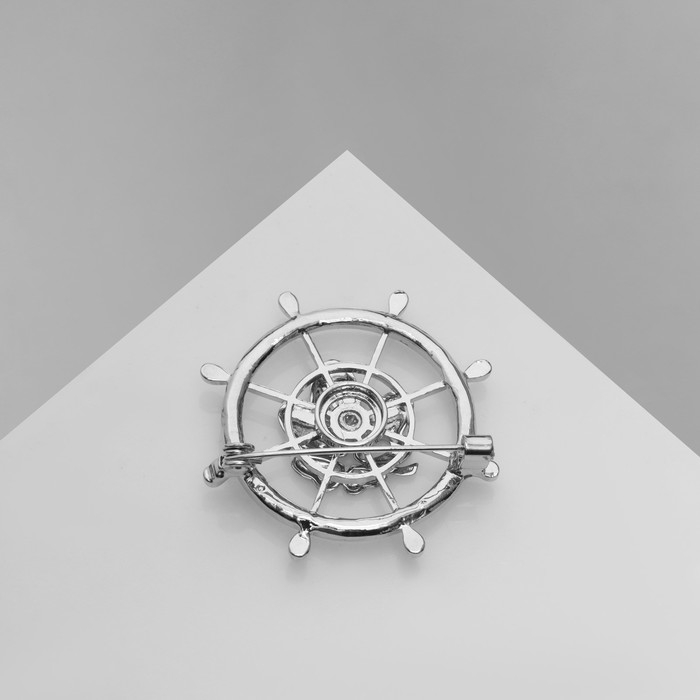 Брошь «Штурвал» с клевером, цвет белый в серебре Брошь «Штурвал» с клевером, цвет белый в серебре
