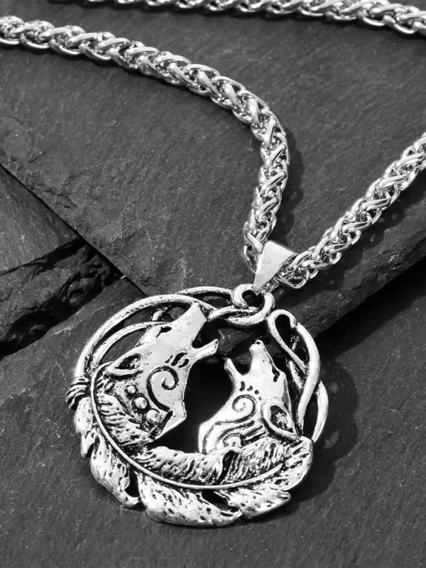 Кулон-оберег &laquo;Волки&raquo;, воют на луну, цвет чернёное серебро, 59 см