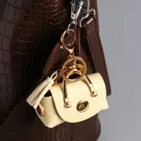 Брелок кожзам с карабином, с кистью "Саквояж" сливочный 7,5х4х7 см Брелок кожзам с карабином, с кистью "Саквояж" сливочный 7,5х4х7 см