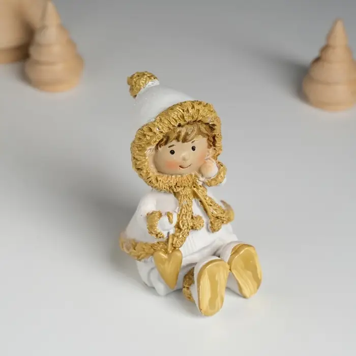 Фигурка полистоун &laquo;Малышка в белой шубке, с сердечком сидит&raquo;, 5&times;5.5&times;8 см