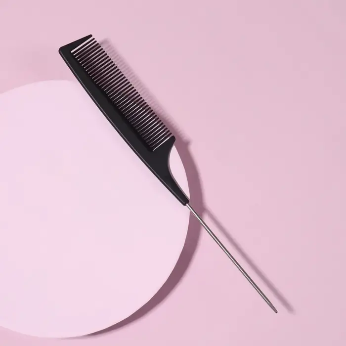 Расчёска антистатическая, 22×3(±1) см, с металлическим хвостиком, карбон, чёрная