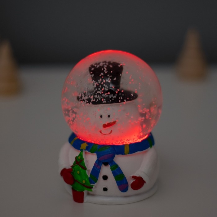 Сувенир полистоун водяной шар свет Сувенир полистоун водяной шар свет "Снеговик с ёлочкой в шлеме-пузыре" 6,5х6,7х9,5 см