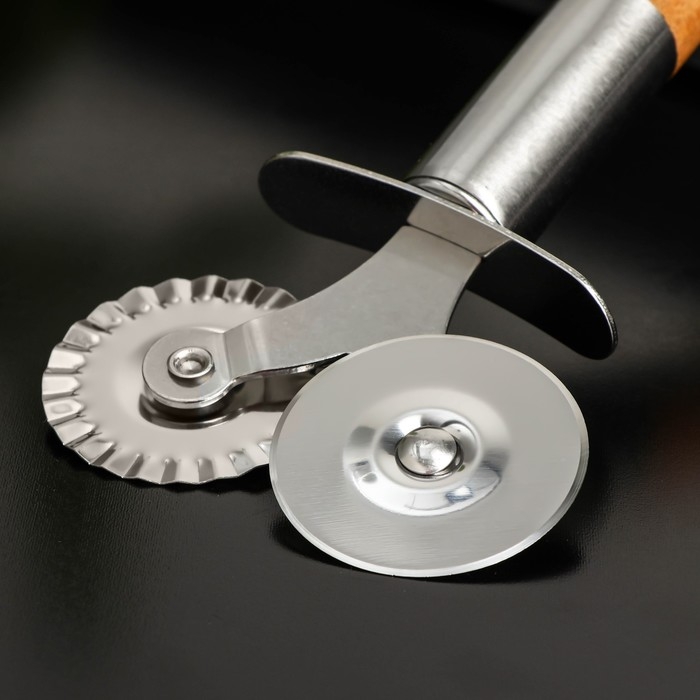 Нож для пиццы и теста Доляна «Валдай», двухсторонний, цвет бежевый Нож для пиццы и теста Доляна «Валдай», двухсторонний, цвет бежевый