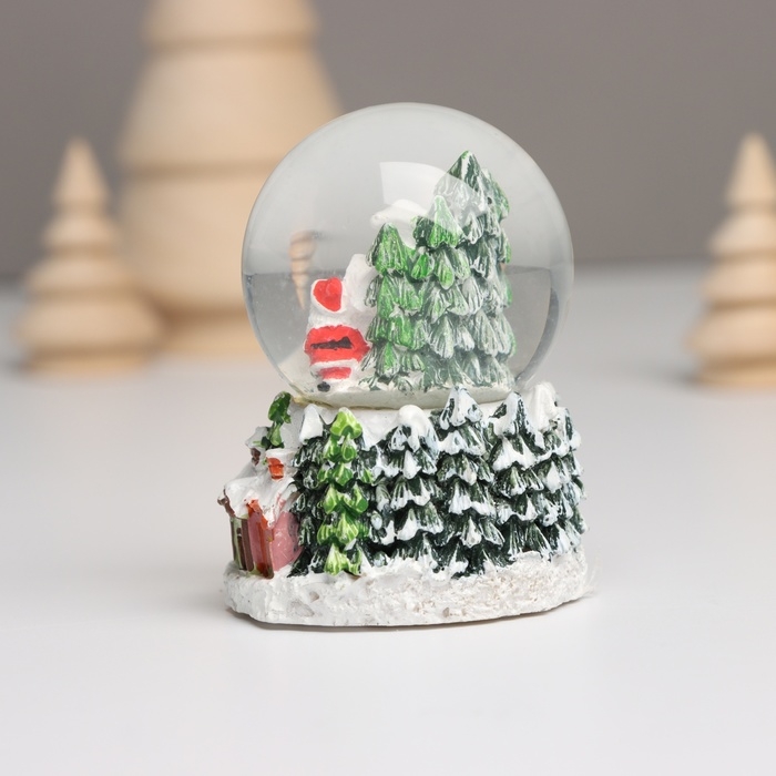 Сувенир полистоун водяной шар свет Сувенир полистоун водяной шар свет "Дед Мороз и заснеженный домик" МИКС 5х5х7,2 см