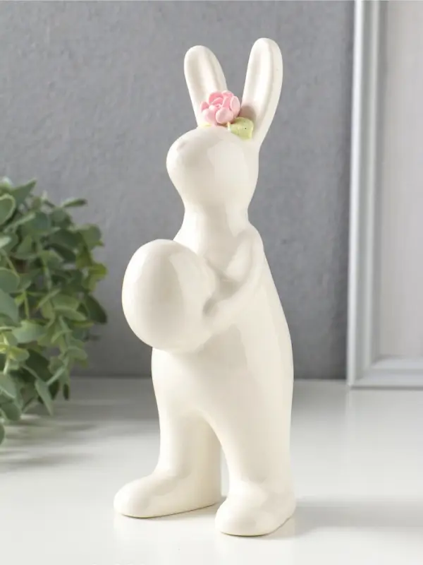 Сувенир керамика "Белый зайчик с пасхальным яйцом, цветком на голове" 9х7,7х21 см