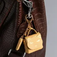 Брелок кожзам с карабином, с кистью "Сумочка. Котик" сливочный 5х2,5х6 см Брелок кожзам с карабином, с кистью "Сумочка. Котик" сливочный 5х2,5х6 см