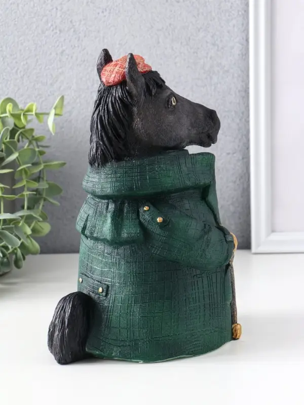 Фигурка (гипс) Конь в пальто  Высота 24 см, ширина 12,5 см, длина 16,5 см, зеленый