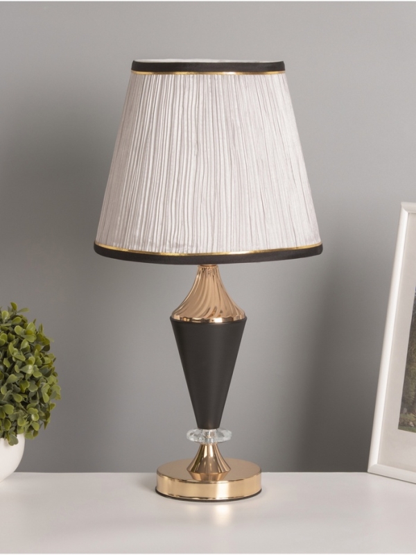 Лампа настольная «Барин» 1х40Вт Е27 черный/золото 25х25х47см Лампа настольная «Барин» 1х40Вт Е27 черный/золото 25х25х47см