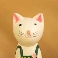 Сувенир дерево "Белая кошка в зелёном платье" 9х5х15,5 см