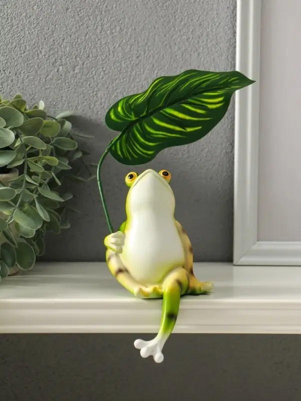 Сувенир полистоун "Лягуха под пальмовым листом" 5,8х7,5х14,5 см